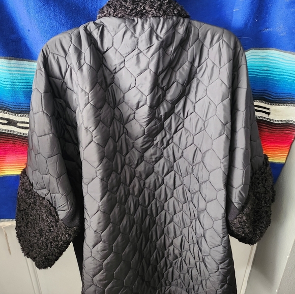 Venini Black Stylish Jacket with Quilted Sleeves and Sherpa Collar And Sleeves - Picture 3 of 4